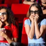 Jak spędzić wieczór z przyjaciółką w Walentynki: Pomysły na filmy z Netflix wg kategorii.